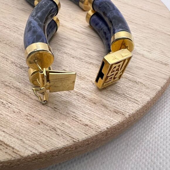 Sodalite and gold tone Chinese good fortune gold plated bracelet - Picture 5 of 13